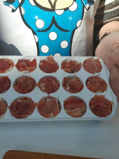 Una foto de Bombitas de jamón rellenas de queso y dátiles