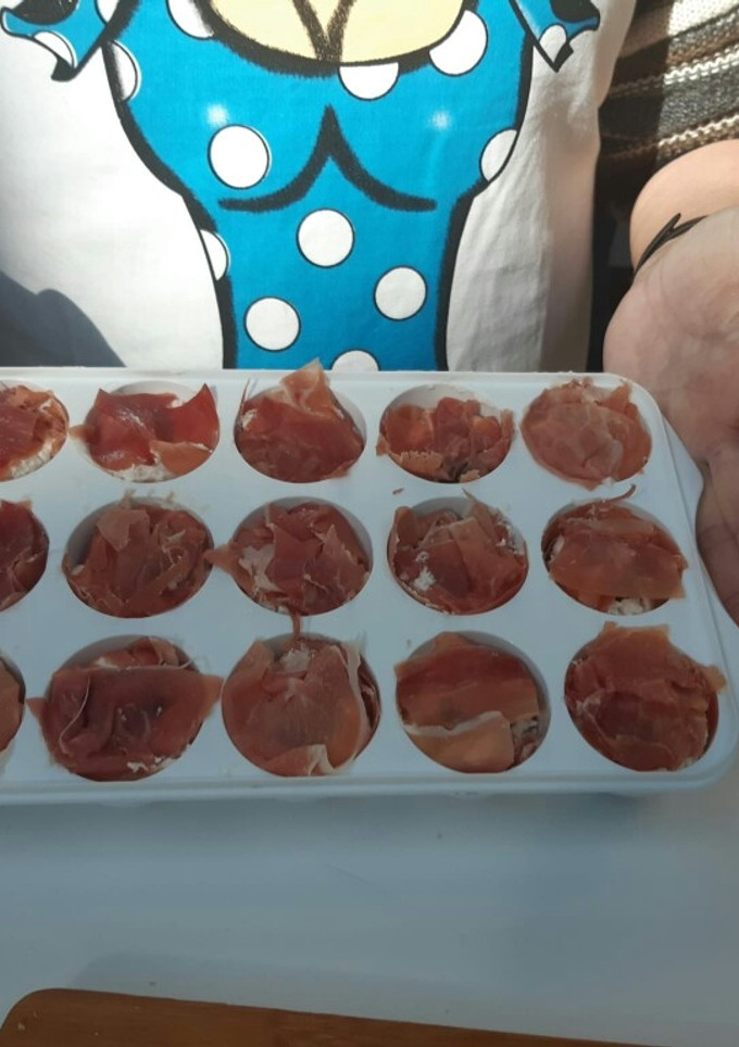 Una foto de Bombitas de jamón rellenas de queso y dátiles