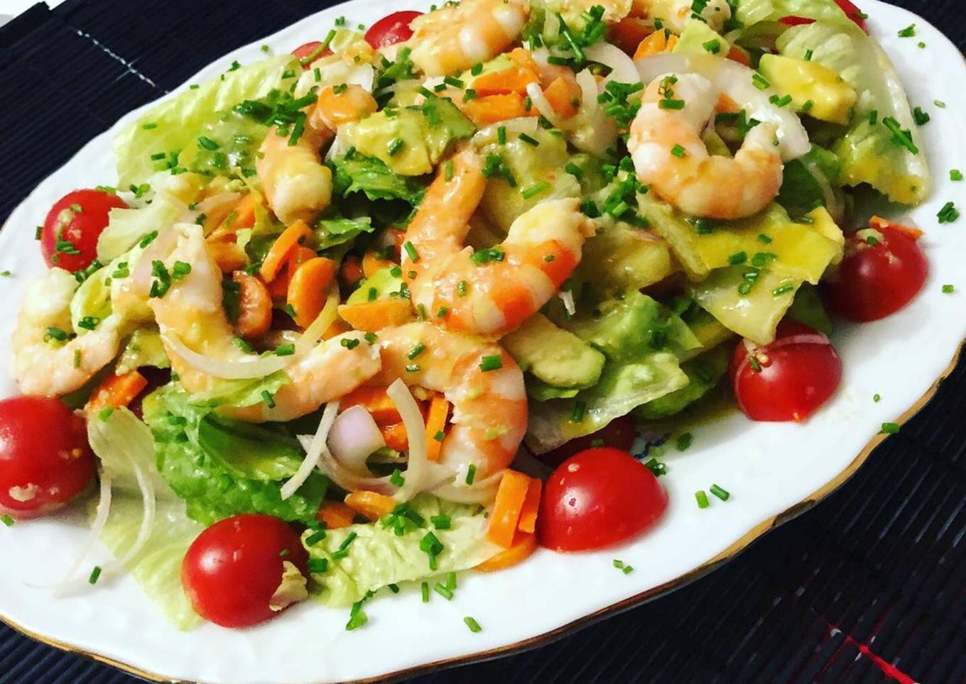 Ensalada de aguacate y langostino cocido