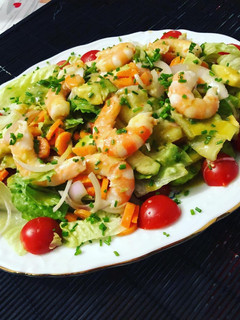 Una foto de Ensalada de aguacate y langostino cocido
