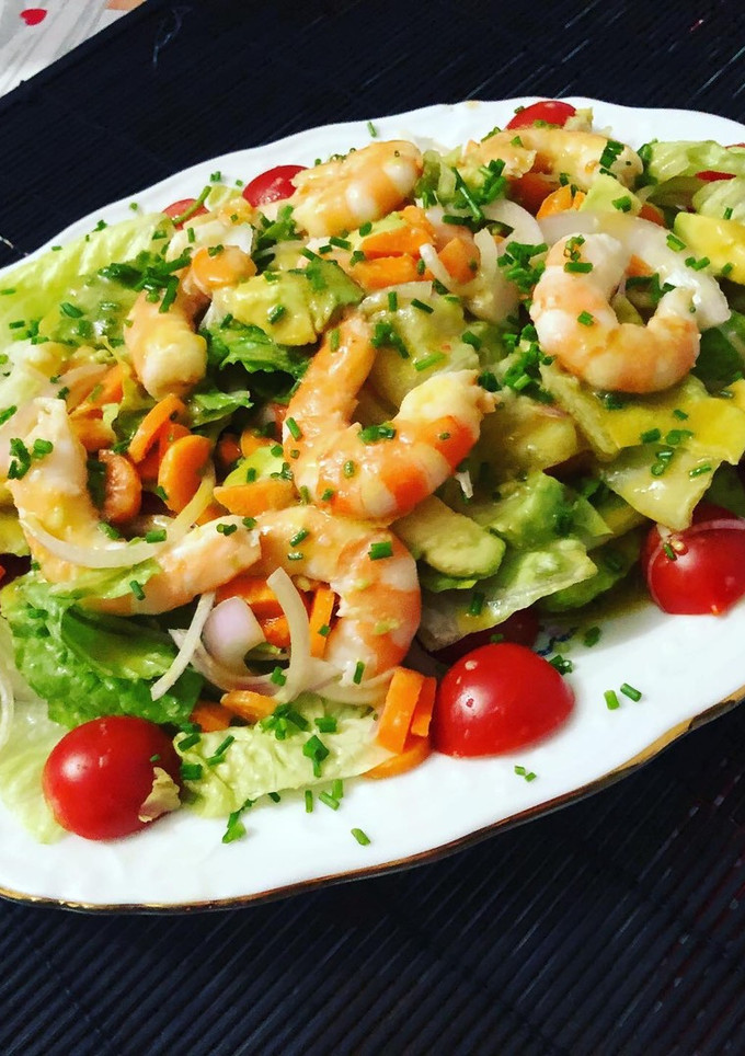 Una foto de Ensalada de aguacate y langostino cocido