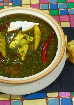 A picture of Palak bathwa and methi gravy with fried paneer potato.