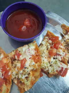 रोटी पिज़्ज़ा (Roti Pizza recipe in hindi) रेसिपी मुख्य फोटो