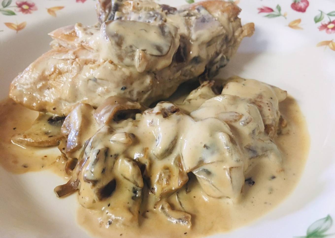 Receta fácil de pollo con salsa de nata y champiñones