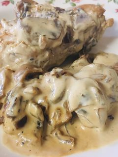 Una foto de Receta fácil de pollo con salsa de nata y champiñones