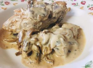Foto principal de Receta fácil de pollo con salsa de nata y champiñones