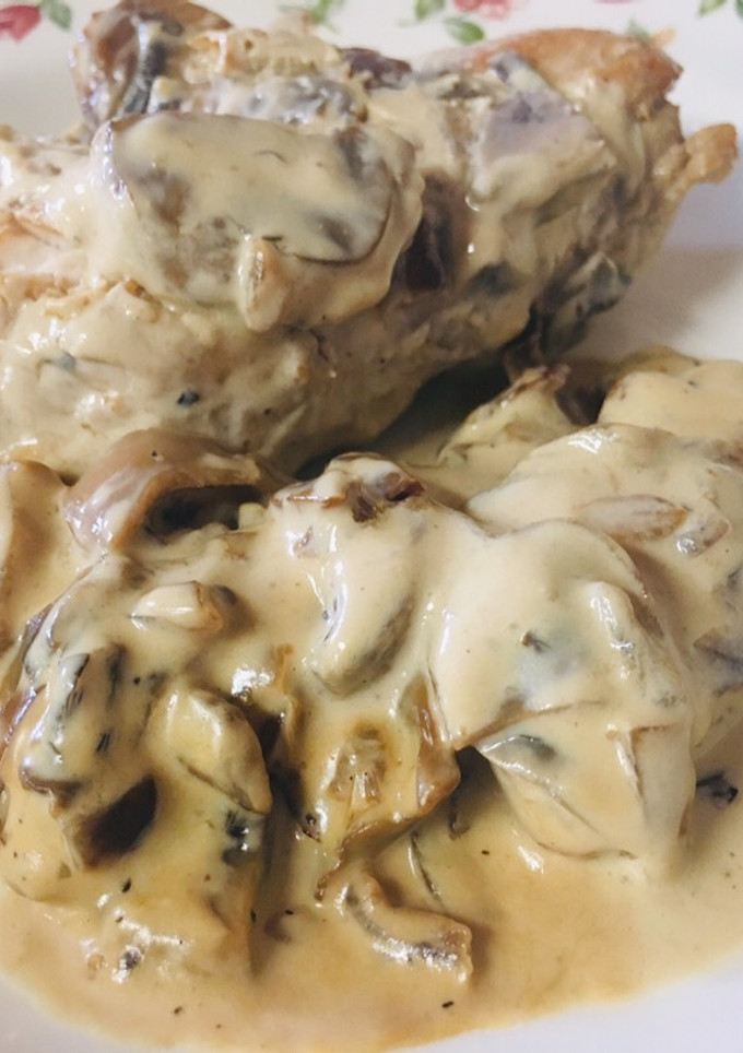 Una foto de Receta fácil de pollo con salsa de nata y champiñones