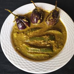 A picture of Brinjal and capsicum in green gravy.