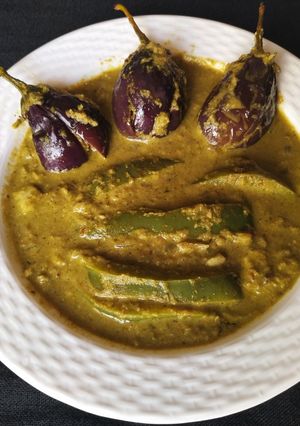 A picture of Brinjal and capsicum in green gravy.