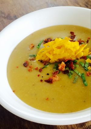 Una foto de Crema de Plátano con "Arañitas" y Trocitos de Tocineta Crujiente