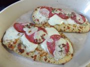 Una foto de panes saborizados de salame y queso
