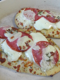 Una foto de Focaccias al romero con mozzarella, salchichón y lascas de Emmental