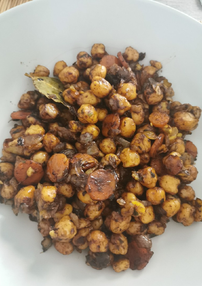 Una foto de Ensalada de garbanzos con salsa agridulce