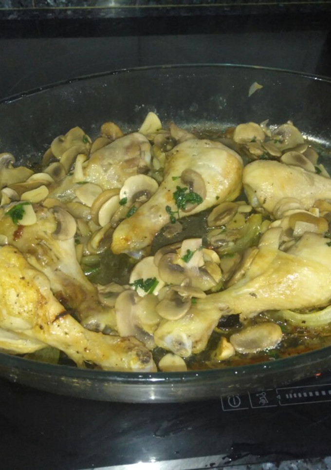Una foto de Muslos de pollo al horno con champiñones, y especias