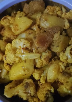 गोभी आलू (Gobhi aloo recipe in hindi) रेसिपी मुख्य फोटो