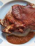 Codillo con mostaza, miel, cebolla y piña en olla slow cook