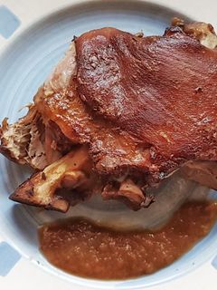 Una foto de Codillo con mostaza, miel, cebolla y piña en olla slow cook