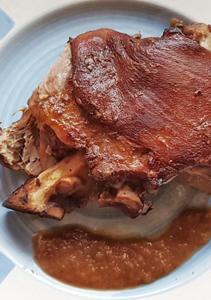 Una foto de Codillo con mostaza, miel, cebolla y piña en olla slow cook