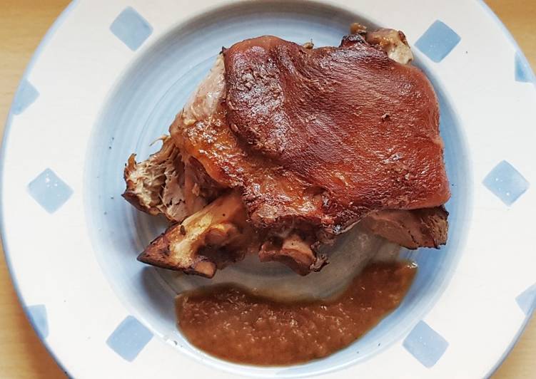 Codillo con mostaza, miel, cebolla y piña en olla slow cook