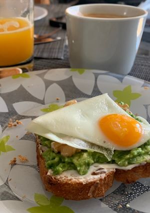 Foto principal de Tostada de aguacate saludable para un desayuno rico en nutrientes!