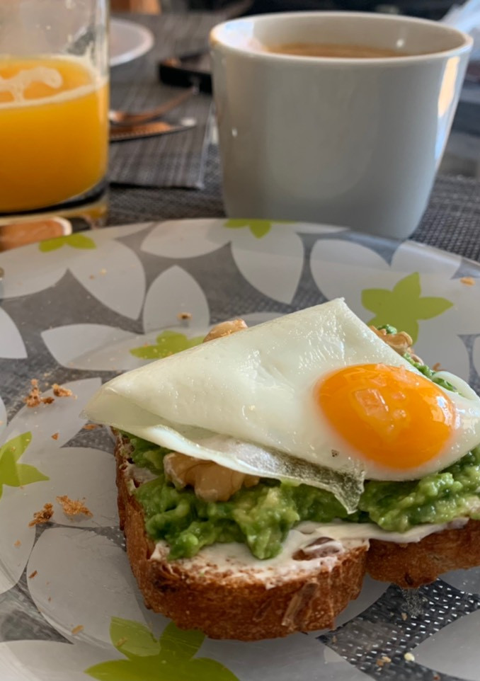 Una foto de Tostada de aguacate saludable para un desayuno rico en nutrientes!
