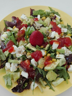 Una foto de Ensalada de brotes tiernos con mermelada de tomate o frutos 🍓🍒