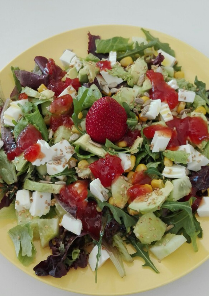 Una foto de Ensalada de brotes tiernos con mermelada de tomate o frutos 🍓🍒