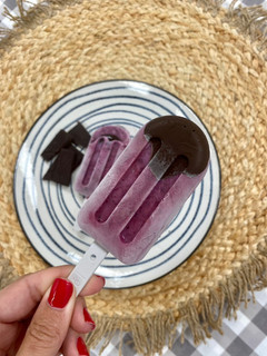 Una foto de Helados de yogur, frambuesa y arándanos