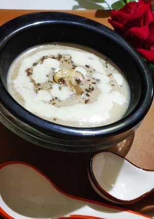 A picture of Mushroom Soup.