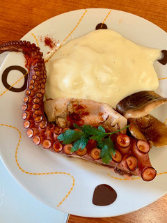 Una foto de Pulpo a la llama con espuma de patata