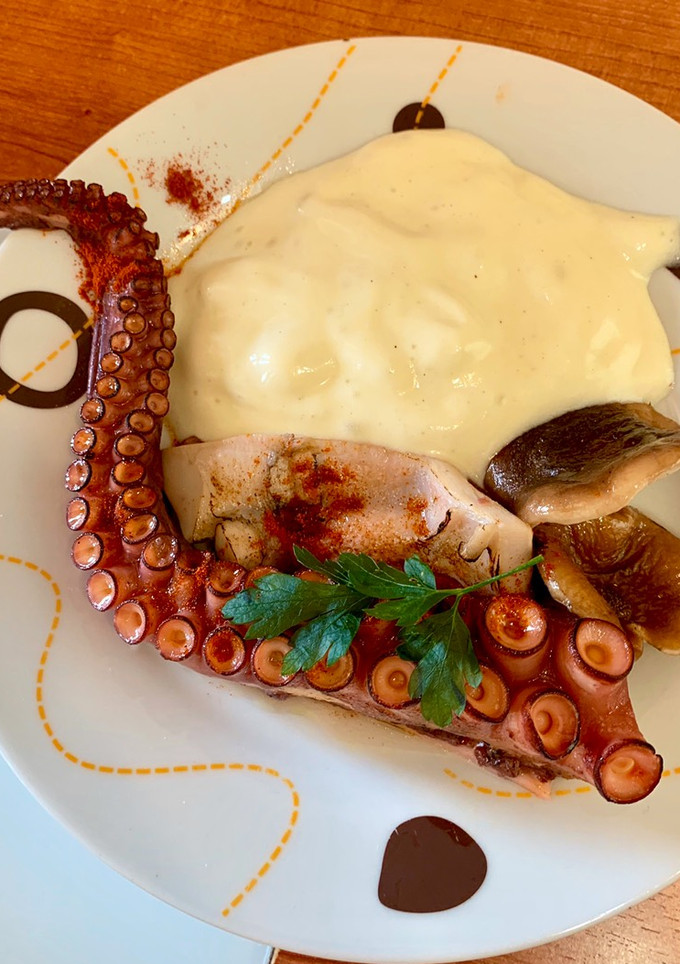 Una foto de Pulpo a la llama con espuma de patata