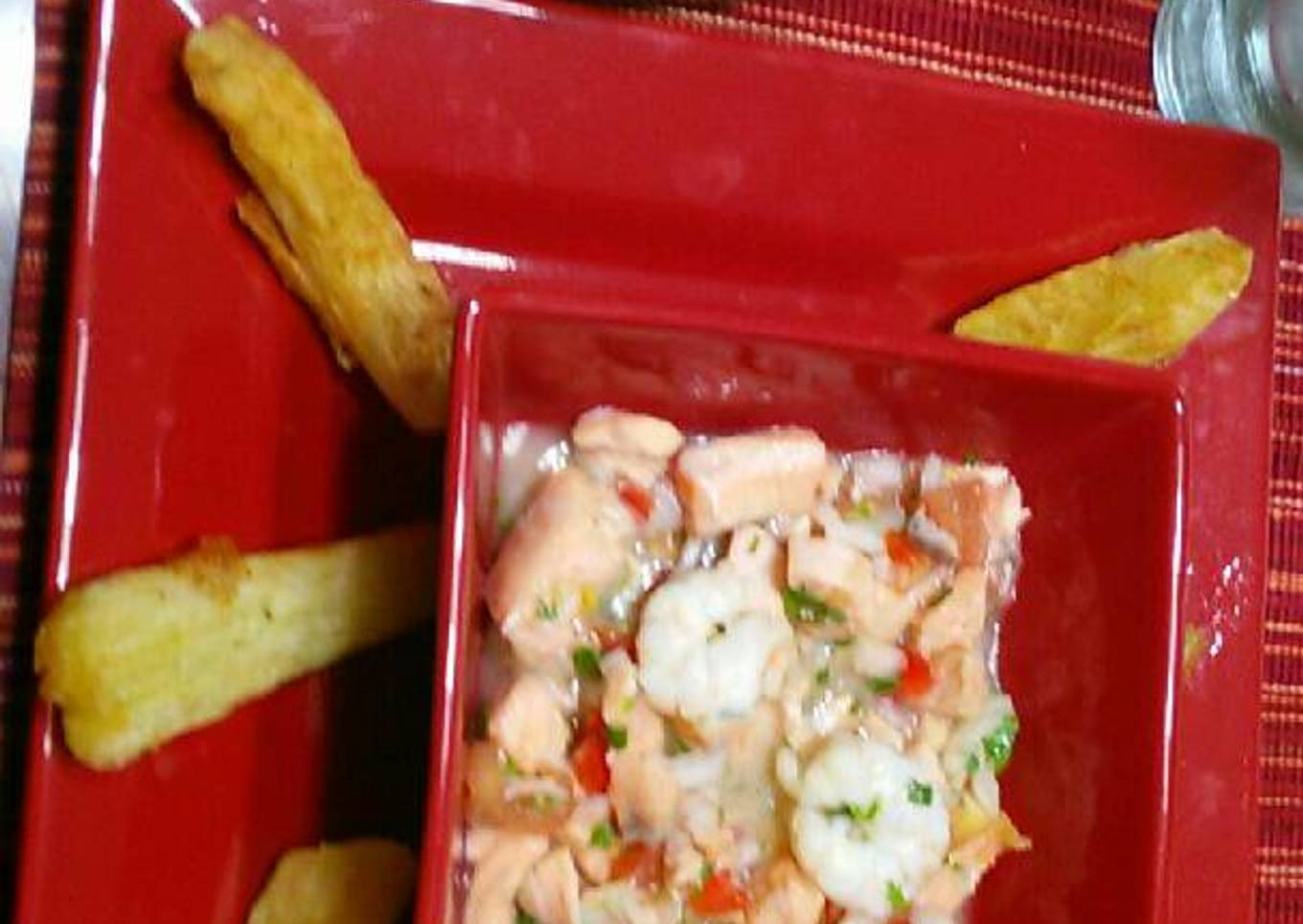 Ceviche mixto de salmon y camarones