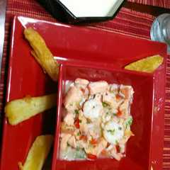 Una foto de Ceviche mixto de salmon y camarones