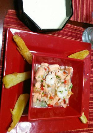 Una foto de Ceviche mixto de salmon y camarones