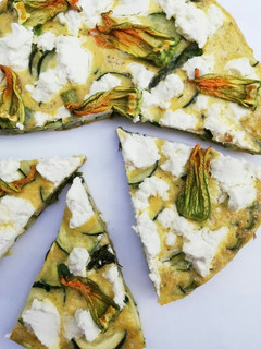 Una foto de Frittata de espárragos trigueros y calabacín con sus flores