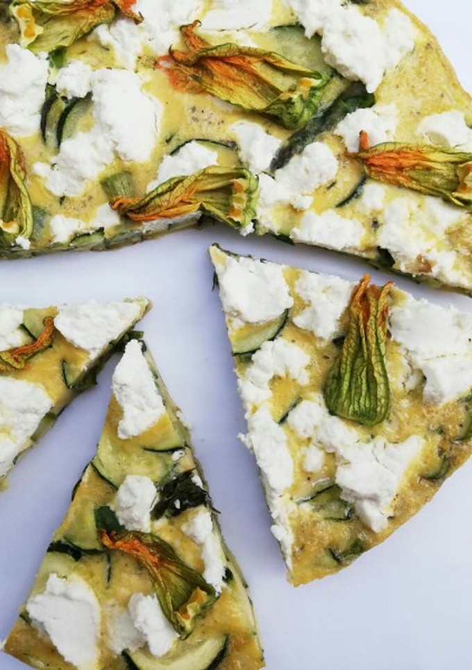 Una foto de Frittata de espárragos trigueros y calabacín con sus flores