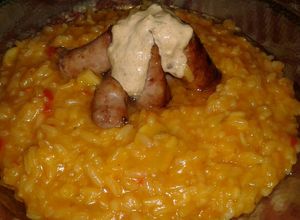 Una foto de Risotto ibérico con salchichas parrilleras y salsa de chiles
