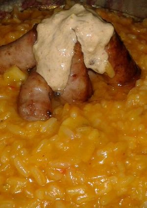 Una foto de Risotto ibérico con salchichas parrilleras y salsa de chiles