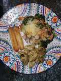 Pechuga de pollo al pesto y ensalada de brócoli y champiñones