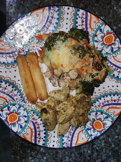 Una foto de Pechuga de pollo al pesto y ensalada de brócoli y champiñones