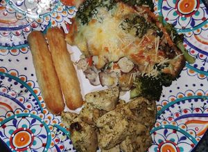 Una foto de Pechuga de pollo al pesto y ensalada de brócoli y champiñones