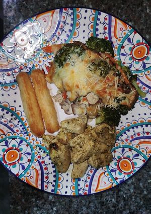 Una foto de Pechuga de pollo al pesto y ensalada de brócoli y champiñones