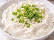 Una foto de dips queso crema y verdeo