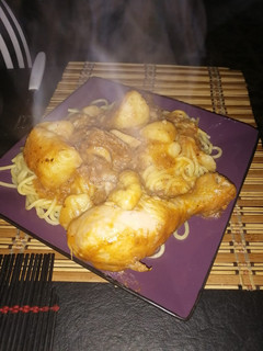 Una foto de Espaguetti con tuco y papas
