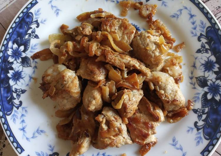 Жареная свинина с луком и грибами. Жареная свинина с грибами. Свинина с шампиньонами на сковороде. Свиная отбивная с луком. Жареная свинина с луком в мультиварке.