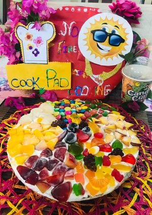 A picture of Fruit and sweets cream 🍕 pizza.