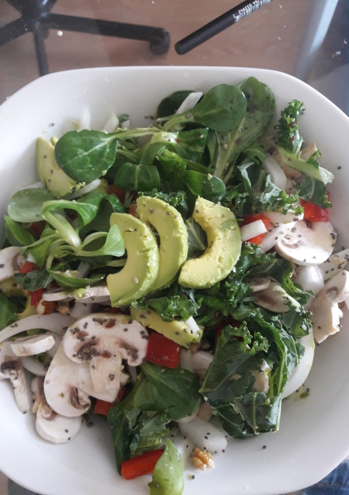 Una foto de Ensalada cruda de verduras y frutos secos (vegana)