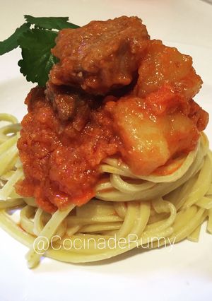 Una foto de Tallarines con carne en salsa 🍝🇵🇾