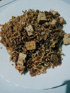 Una foto de Noodles con tofu y verduras