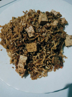 Una foto de Noodles con tofu y verduras